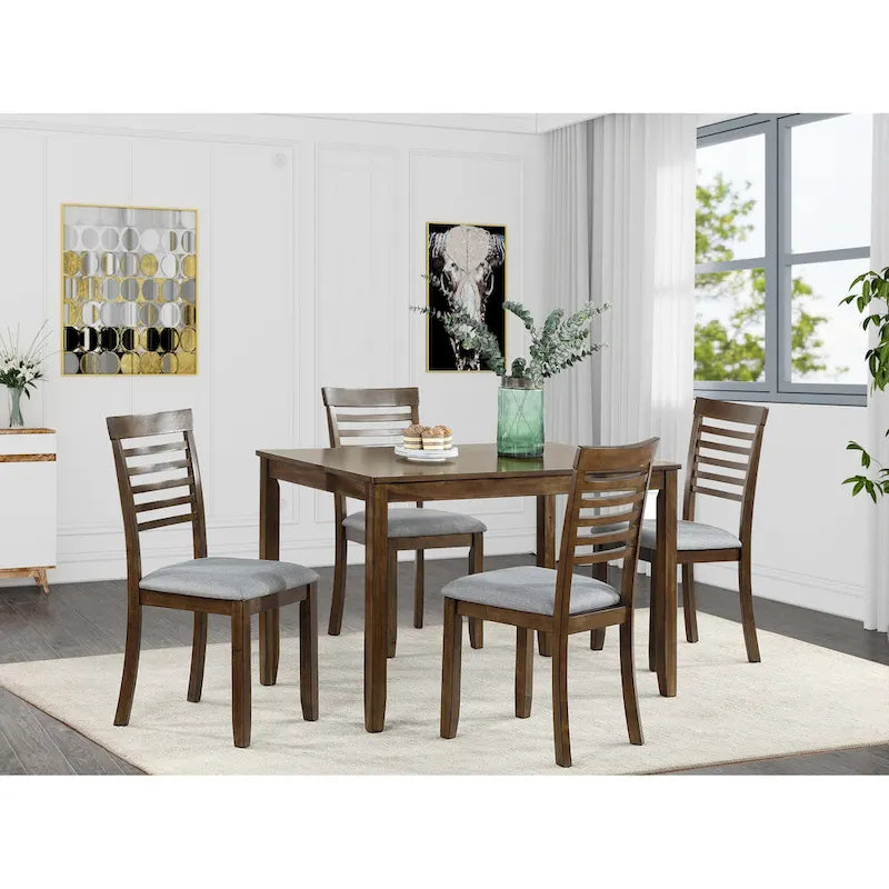 Sala da pranzo moderna con tavolo rettangolare in legno e 4 sedie con schienale a pioli