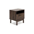 Letto a piattaforma Calverson Mocha con 2 comodini