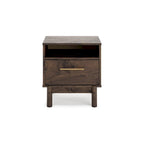 Letto a piattaforma Calverson Mocha con 2 comodini