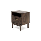 Letto a piattaforma Calverson Mocha con 2 comodini